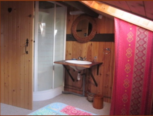Salle d'eau du gîte avec douche et lavabo