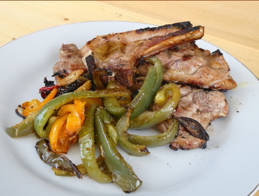 Assiette de viande grillée et de légumes servie à la table d'hôtes