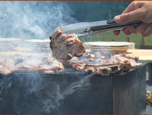 Viandes grillant sur la plancha du brasero