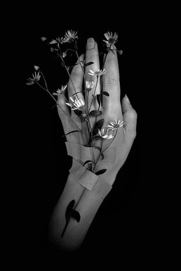 Gros plan sur une séance de réflexologie palmaire, pressions sur la main