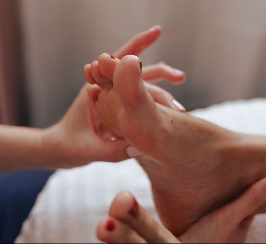 Séance de réflexologie plantaire, acupressions sur la voûte du pied